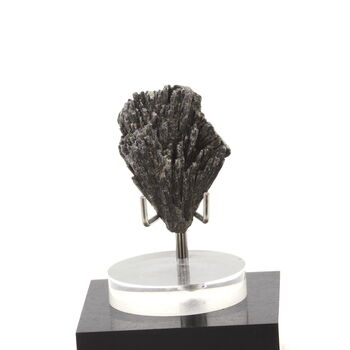Cyanite noire. 57.0 ct.