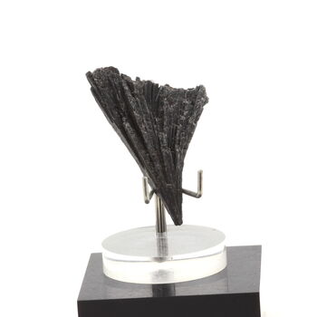 Cyanite noire. 44.0 ct.