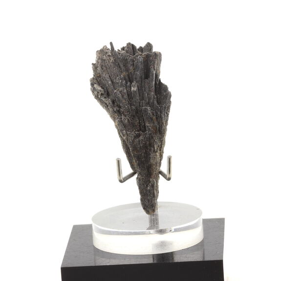 Cyanite noire. 61.0 ct.