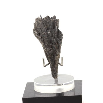 Cyanite noire. 61.0 ct.