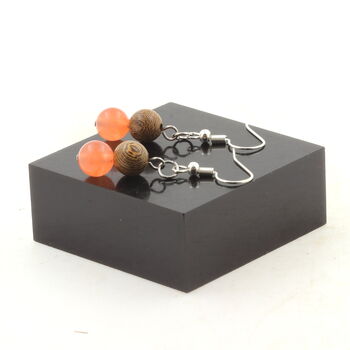 Boucles D'oreilles 2 Perles Calcédoine orange + bois 8 mm en acier inoxydable.