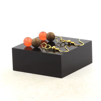Boucles D'oreilles 2 Perles Calcédoine orange + bois 8 mm en acier doré inoxydable.