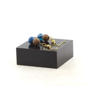 Boucles D'oreilles 2 Perles Agate rubanée bleu + bois 8 mm en acier doré inoxydable.