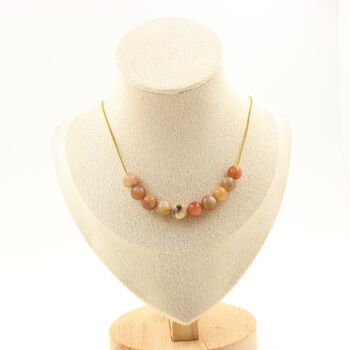 Collier 10 perles Pierre de soleil 8 mm. Chaine en acier doré inoxydable