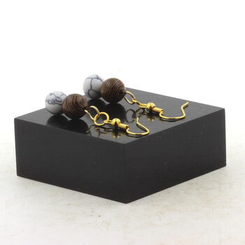 Boucles D'oreilles 2 Perles Howlite + bois 8 mm en acier doré inoxydable.
