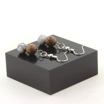 Boucles D'oreilles 2 Perles Howlite + bois 8 mm en acier inoxydable.