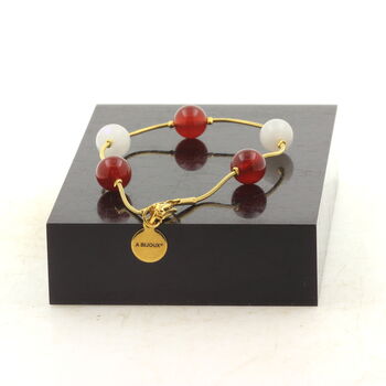 Bracelet en acier doré inoxydable 5 Perles Pierre de Lune + Agate rouge 8 mm.