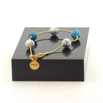 Bracelet en acier doré inoxydable 5 Perles Howlite + Apatite 8 mm.