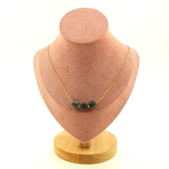 Collier 3 Perles Labradorite 9 mm cube à facettes chaine en acier doré inoxydable.