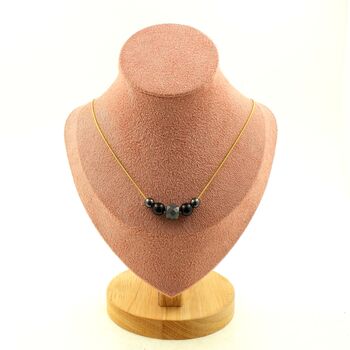 Collier 1 Perle Labradorite 9 mm cube à facettes + Hématite 6 mm + Agate noire 8 mm chaine en acier doré inoxydable.