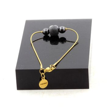 Bracelet en acier doré inoxydable 1 Perle Labradorite 9 mm cube à facettes + 2 Perles Hématite 6 mm.