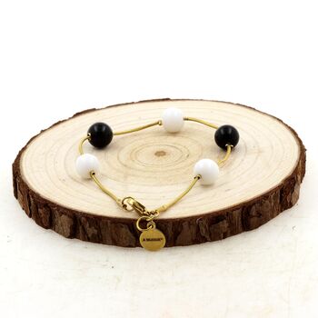 Bracelet en acier doré inoxydable 5 Perles Agate blanche + Agate noire 8 mm.