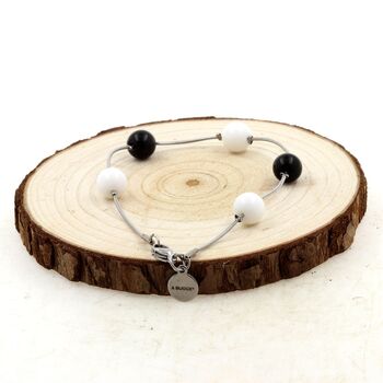 Bracelet en acier inoxydable 5 Perles Agate blanche + Agate noire 8 mm.