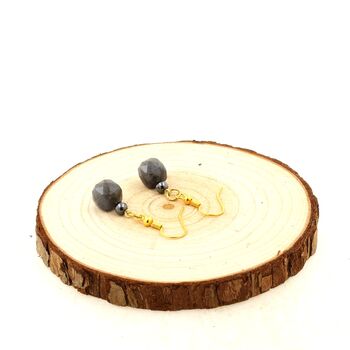 Boucles D'oreilles 1 Perle Labradorite 9 mm cube à facettes + 1 Perle Hématite 4 mm en acier doré inoxydable.