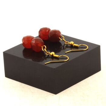 Boucles D'oreilles 2 Perles Agate rouge 8 mm forme cube à facettes en acier doré inoxydable.