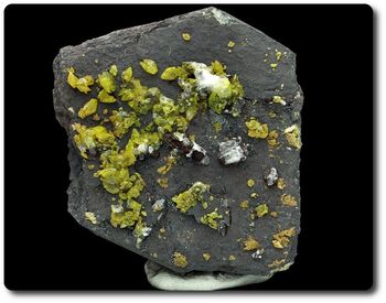 88.80 grammes STURMANITE SUR MATRICE