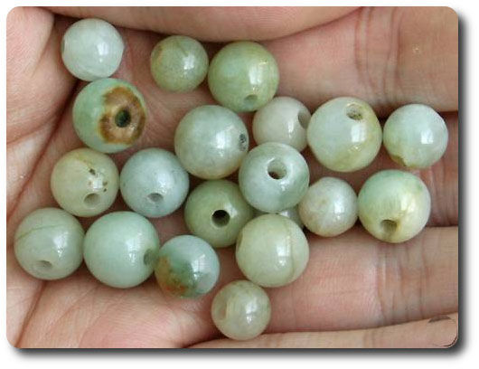 136,10 cts LOT DE 20 PERLES DE JADEITE . A