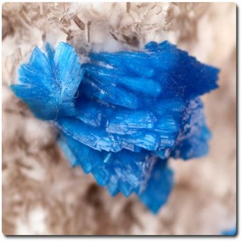 40 g CAVANSITE SUR HEULANDITE