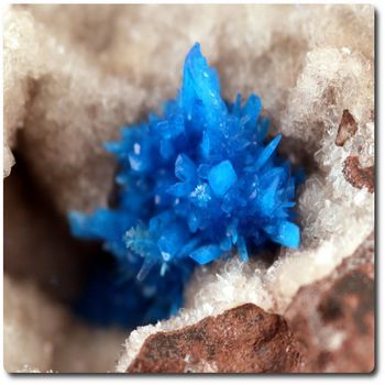 50 g PENTAGONITE ON HEULANDITE