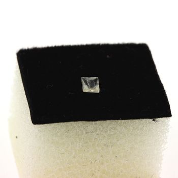 0.08 cts SODALITE UV COULEUR CHANGEANTE. VS