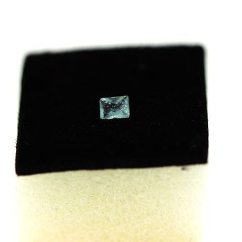 0.10 cts SODALITE UV COULEUR CHANGEANTE. IF