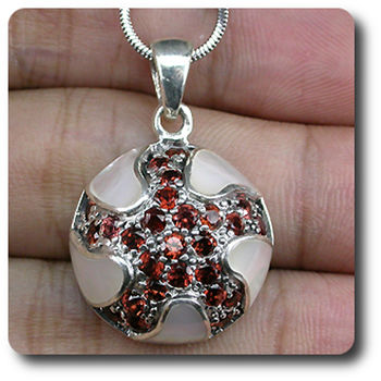 PENDENTIF GRENAT & NACRE