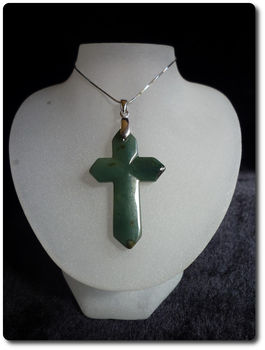 6,6 g JADEITE A JADE CROSS PENDANT