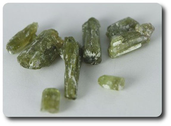 4 à 5.8 cts CRISTAL DE VESUVIANITE ( l'unité )