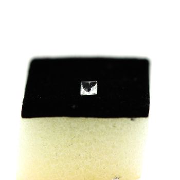 0.10 cts SCAPOLITE UV COULEUR CHANGEANTE. VVS
