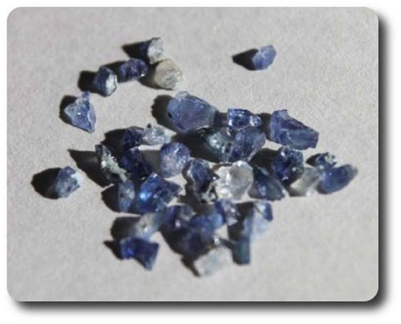 0.07 cts CRISTAL DE BENITOITE ( l'unité )