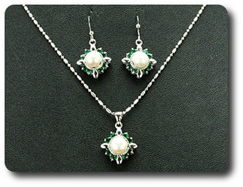 24x3mm Green Emerald & Pearl Pendant Earrings Set