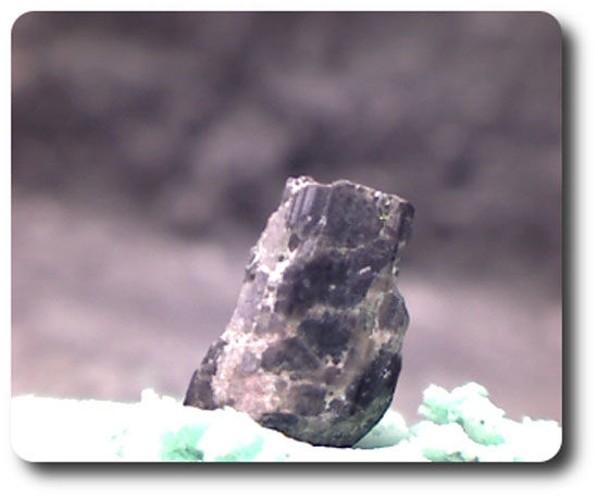 3.4 carats CRISTAL D'EPIDOTE