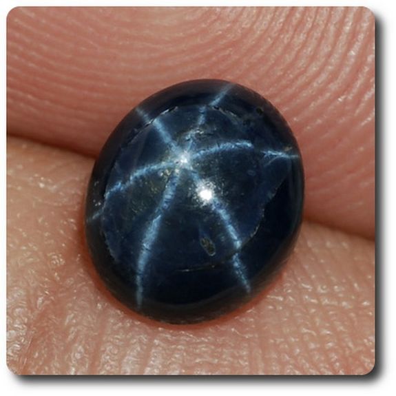 Saphir étoilé noir 6,70 carats 11,5 x 9,6 x 5,2 mm de Saphir étoilé noir 6,70 carats 11,5 x 9,6 x 5,2 mm de