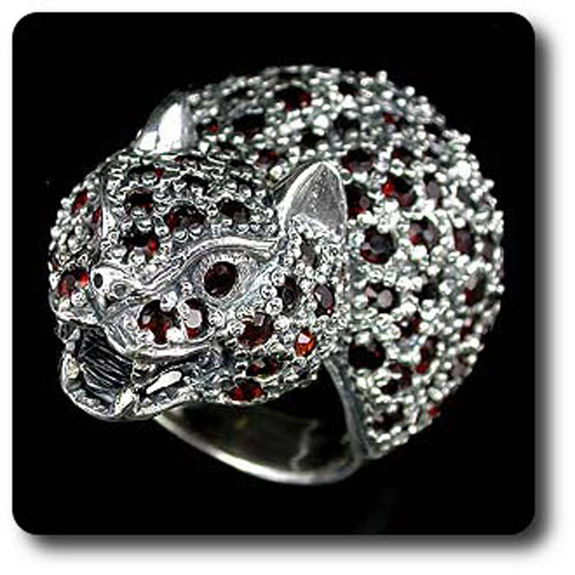 BAGUE GRENAT . En forme de Tigre