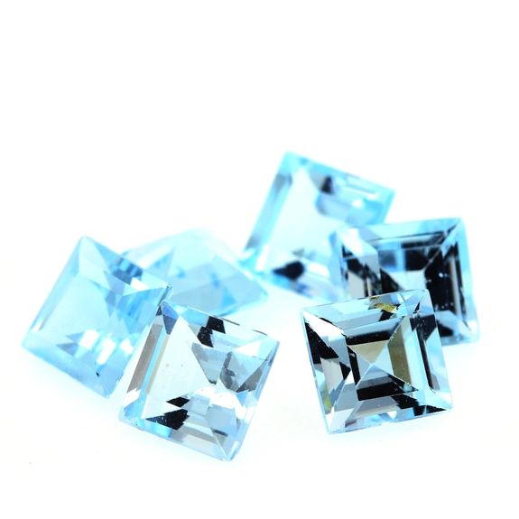 1.25 cts TOPAZE BLEU . 6 MM. IF - VVS1 ( vendu à l'unité )