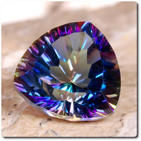 Cabochon ovale topaze mystique 7 x 9 mm, pierre non sertie à facettes Cabochon ovale topaze mystique 7 x 9 mm, pierre non sertie à facettes