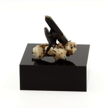Aegirine, Quartz, Feldspath.