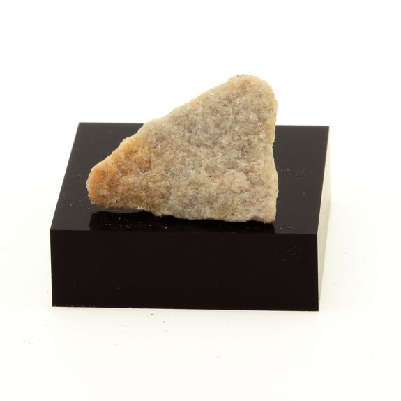 Akermanite Åkermanite. 13.1 cts. Oka, Québec, Canada