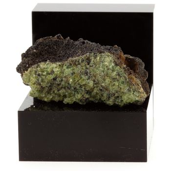 Péridotite. 110.4 ct.