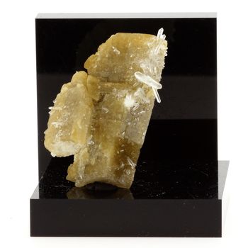 Siderite, Quartz. 106.4 ct.