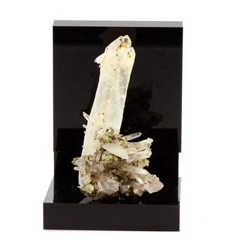 Quartz, Pyrite, Siderite.