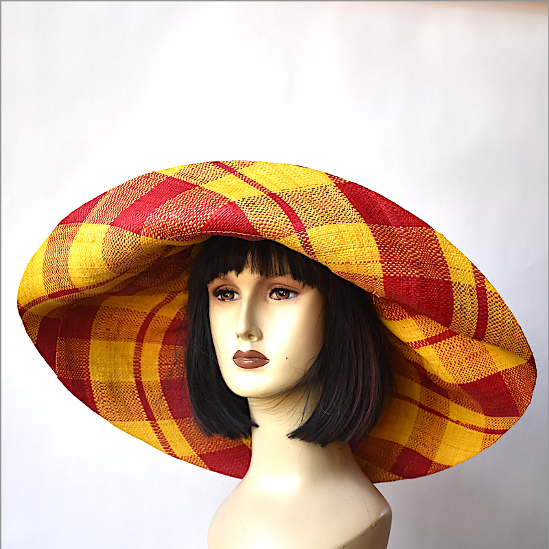 Très grande capeline en rabane jaune et rouge, mariages ou plage!