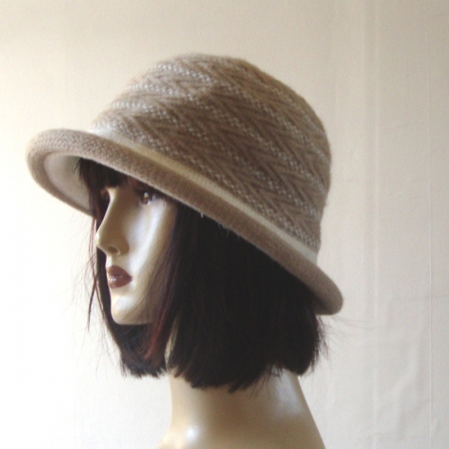 Small winter hat beige and off-white