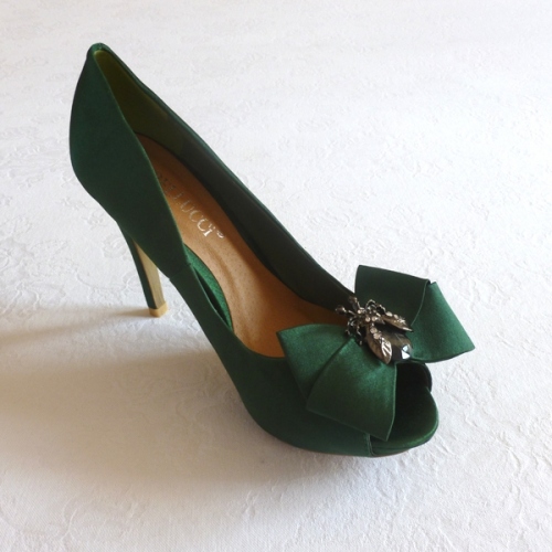 Green satin shoes with bee Green satin shoes with bee