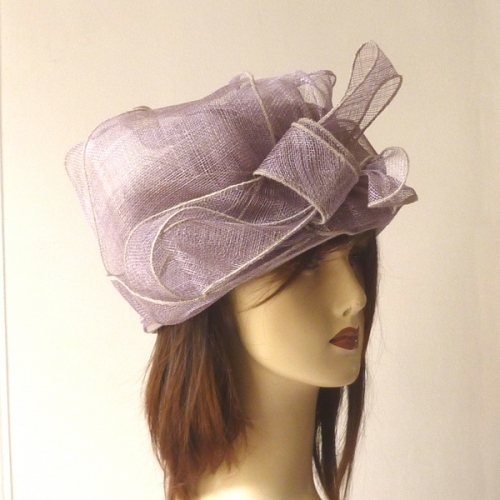 Chapeau mariage noir personnalisable avec fleurs lilas Chapeau mariage noir personnalisable avec fleurs lilas
