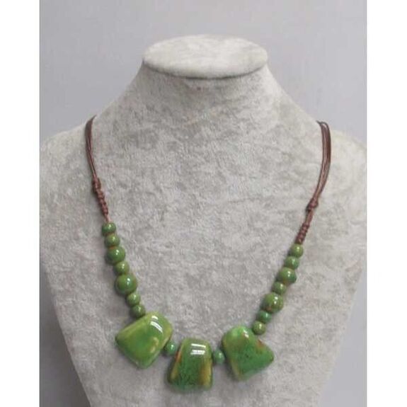 Hache geometriques céramique bijoux collier en vert