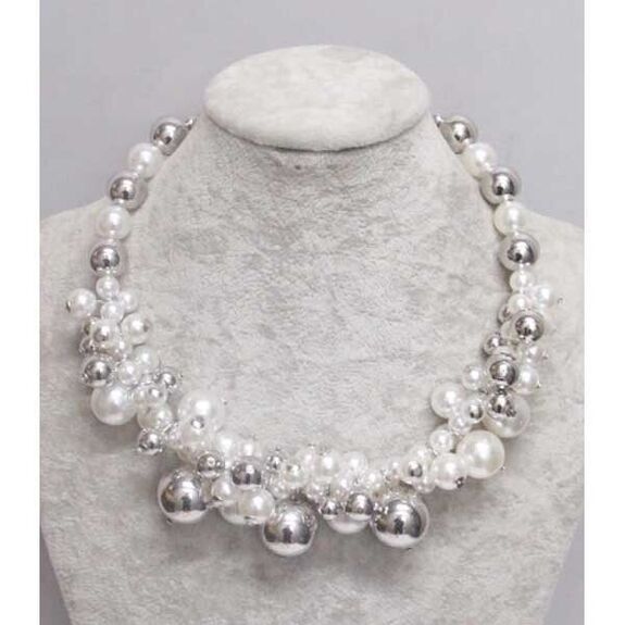 collier effet guirlande boules argent et perles