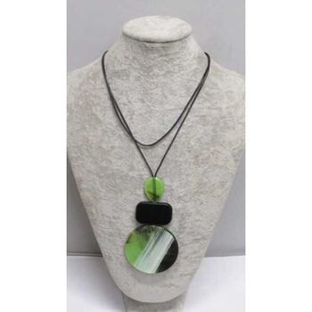 bijoux collier pendentif rond vert sur cordon noir