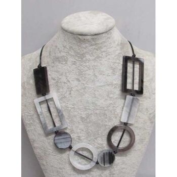 Bijoux collier resine geometrique noir et blanc
