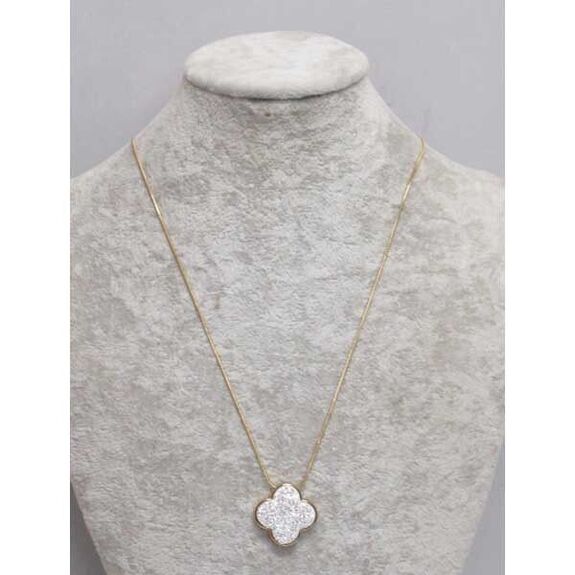 collier doré en acier avec médaille trèfle strass